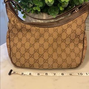 Gucci shoulder bag.